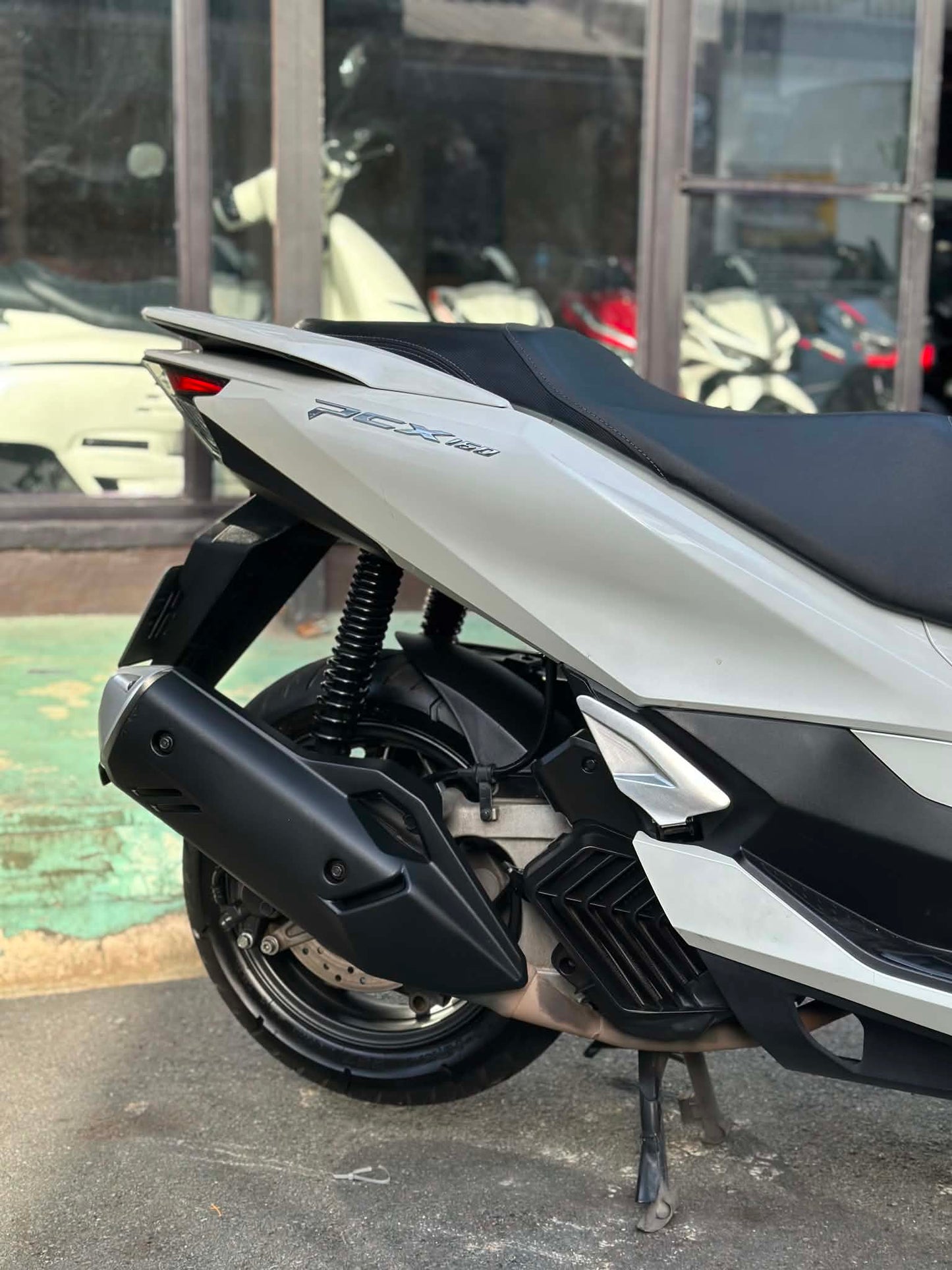 HONDA PCX V2 (WHITE)