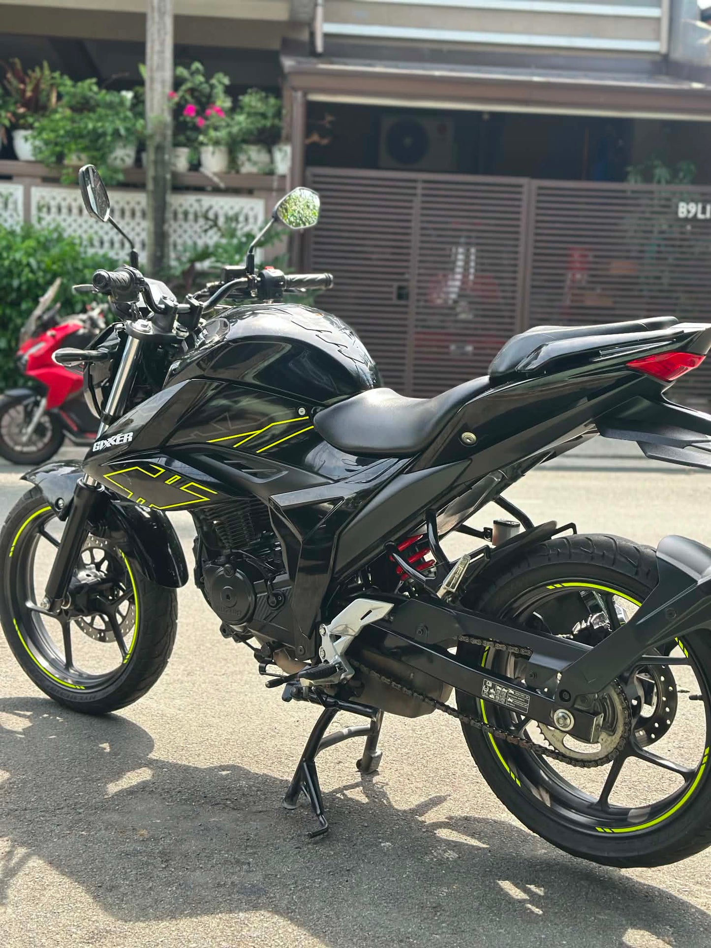 SUZUKI GIXXER (BLACK)