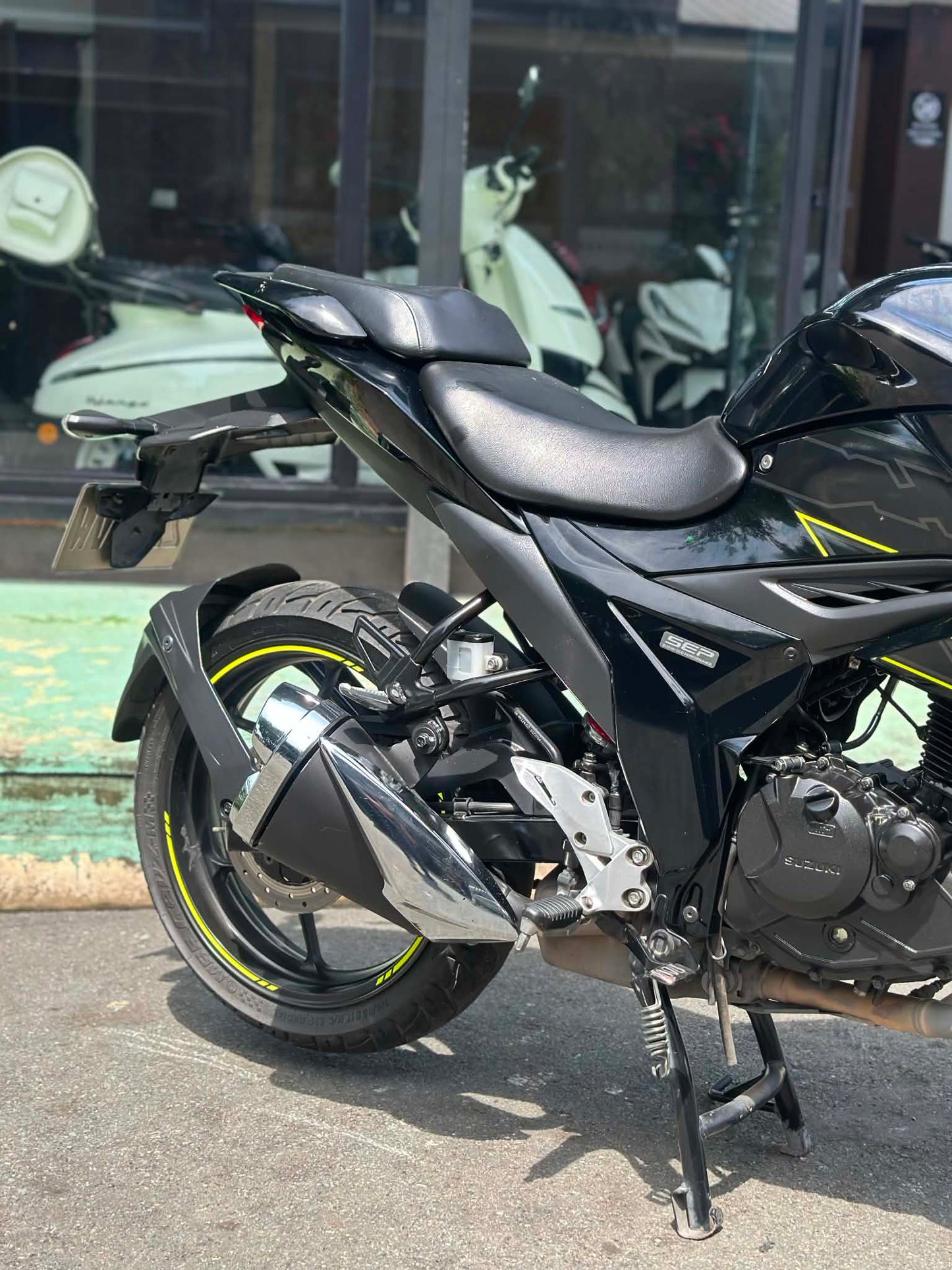 SUZUKI GIXXER (BLACK)