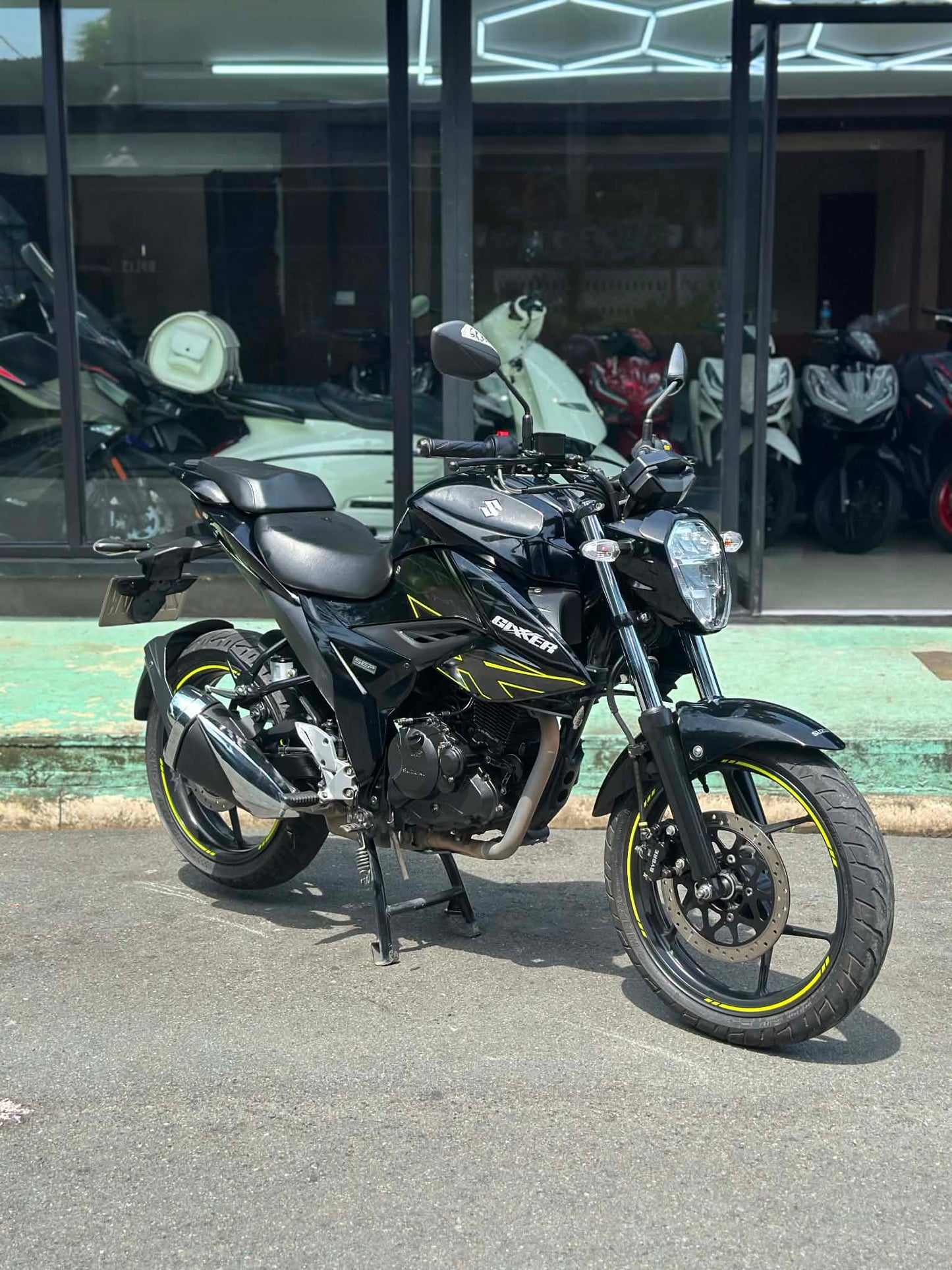 SUZUKI GIXXER (BLACK)